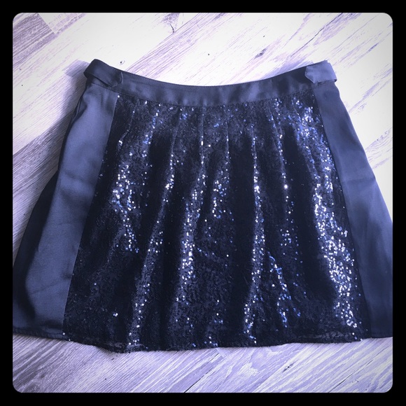Short sequin skirt - Picture 1 of 3